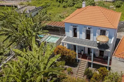 Image de Avec jardin secret et piscine - Villa Quebra Costas
