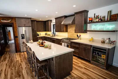 Image de Modern Cabin with Retro Flair near The Village