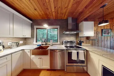 Image de 3-Story Chalet on Okemo Mtn, 0. 4 mi to Lodge w/ 2 Fireplaces, Game Room, Firepit