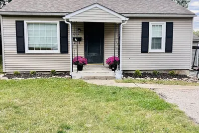 Image de Cozy home close to park and Ymca. Kid & Pet Friendly - fenced in backyard.