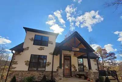 Image de A fairytale like Cottage tucked in the woods: hot tub\/wi-fi\/game room\/firepit!