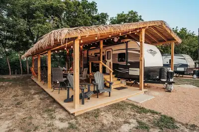 Image de Riverfront Rv on Medina River/1 Blk off Main in Bandera/\"Hummingbird\" Rv