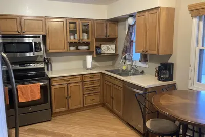 Image de 3 bedroom, 2 bath in a quiet neighborhood. \n\nNewly remodeled side of a duplex.