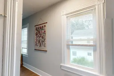 Image de Entire Apartment w/ private entrance, deck, parking and walkable living