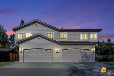 Image de Centrally located in UMed District. Steps from Ak Air Venue, Prov/Anmc Hospitals