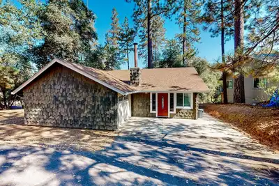 Image de Charming, dog-friendly retreat with a fireplace, modern kitchen, & washer/dryer