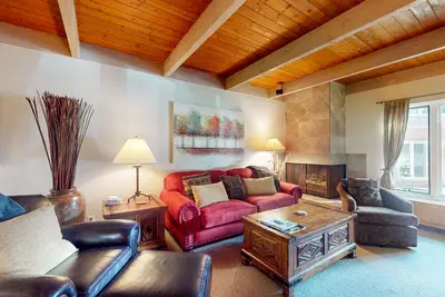 Image de West Vail townhome near bus & shops with fireplace, inviting deck & W/D