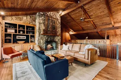 Image de Chic Lakefront Home|6 bdrm/4bath & Private Dock!