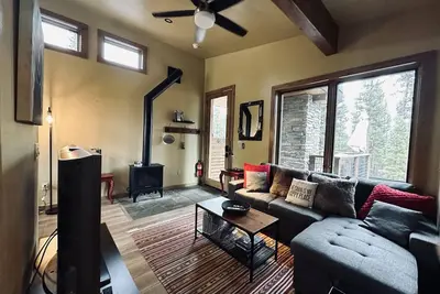 Image de Truckee Mountain Chalet Hideaway in the Pines on 1. 4 Acres! Sleeps 4!