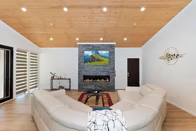 Image de Alpine Cave By Destination Big Bear:Modern Mountain Luxury! A/C! Hot Tub! Propane Bbq! Gas Fireplace! Wrap Around Deck! Close to Marinas and Village!