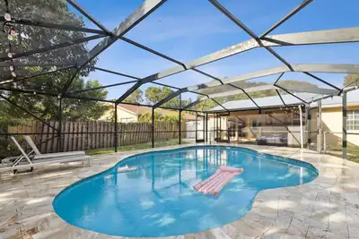 Image de Newly Updated! 3 Bdrm Sleeps 10! Heated Pool, 10min to Dt Wpb, 15min to Beaches