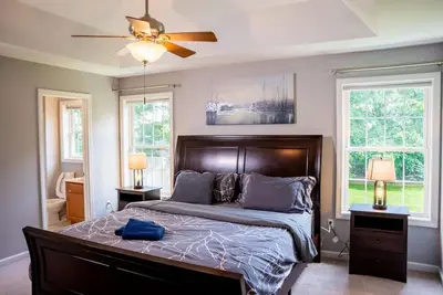 Image de #3 Freshly Redone & Newly Furnished! A Must See!