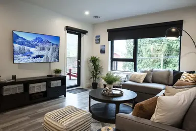 Image de Selkirk Staytion - Stylish Condo with Hot Tub