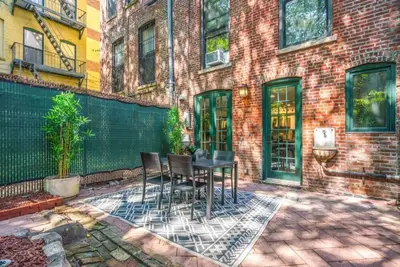 Image de Family Brownstone with Private Backyard Near Subway