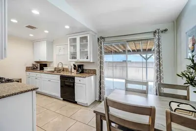 Image de Quaint City Haven: 2-Bedroom Retreat with Free Laundry Access, Private Parking Bliss, and Blazing Internet.