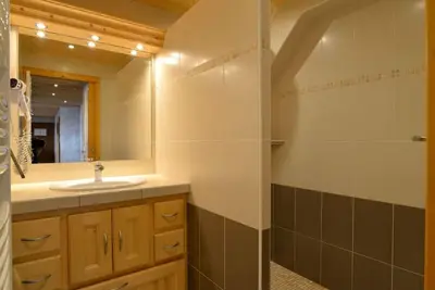 Image de Rez-de-chaussée, balcon, télévision, 65m², Châtel