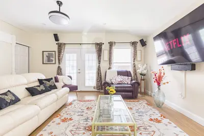 Image de Beautiful House|9 Beds|King Bed|3 Baths|Free Parking|Dc|Family & Pet Friendly