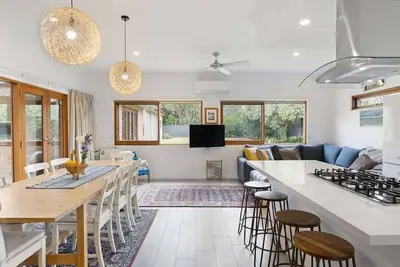 Image de Relaxing Holiday House on Pine - Short walk to beach - Pets Welcome