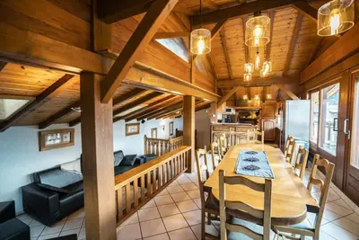 Image de Chalet, wifi, 100m du centre station, Rez-de-chaussée, balcon, cheminée ou poêle à bois, parking