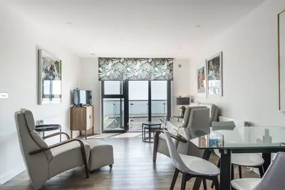 Image de Beachside -Brand new 2 bed apartment with sea view & parking