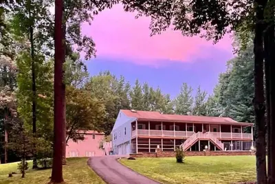 Image de Peaceful & Serene, beautiful views. . . multi-family home w separate apartment