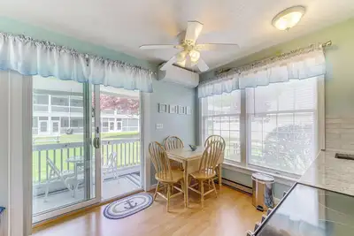 Image de 2 Mi to Drakes Island Beach: Condo w/ Indoor Pool!