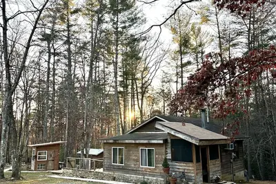 Image de Beautiful & peaceful cabin w deck, garden, firepit & walking trails.