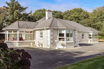 Woodlawn, family friendly, with open fire in Kilmore, County Wexford
