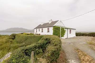 The White House, country holiday cottage in Roundstone, County Galway