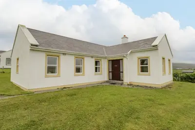 Image de 13 Trawmore Cottages, pet friendly in Keel, County Mayo