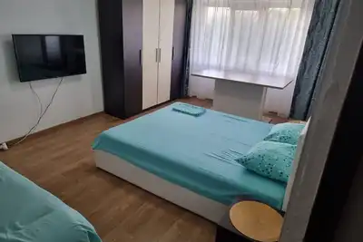 Image de 5 minutes to the beach! Family sized apartment with a nature park view.