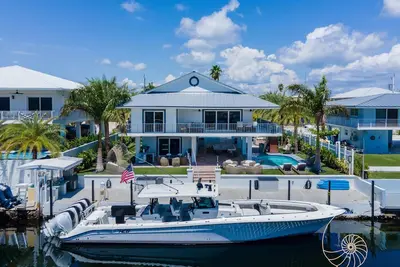 Image de Port Largo Stunner! 5 Bed / 4 Bath Relaxed Luxury Home with Pool & Dockage