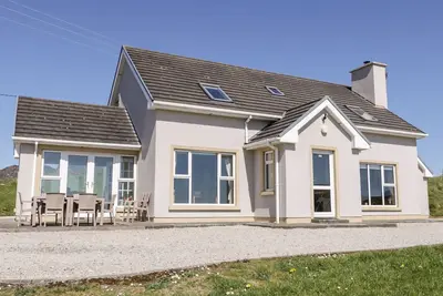 Inverbeg Cottage 1, pet friendly, with open fire in Downings