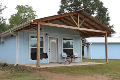 Image de Escape To Nature’s Embrace:\nUncle Joe's Creek Retreat - Click's Cabin