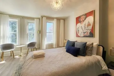 Image de Remodeled historical house, right on river of the Falls, all rooms with bathroom