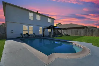 Amazing 4-Br Oasis With Pool & Backyard Bliss
