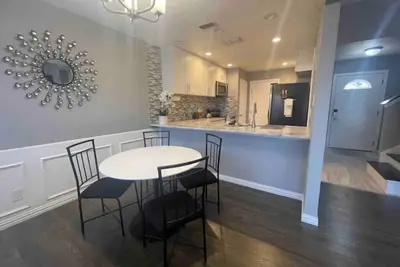 Image de 2 bed 2. 5 bath townhouse with private parking.