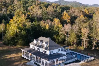 Image de New! Farmhouse + Pool + Firepit + Wrap Around Covered Porch