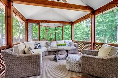 Image de Modern 3 Bedroom Home w\/ Gorgeous outside patio!
