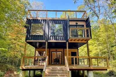 Image de Pet friendly shipping container home. Located close to the parks and winery.