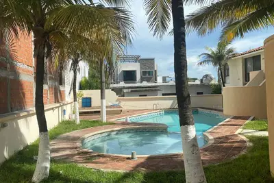 Image de Dept 2bdr w\/ swm Pool 2 Blocks From the Beach