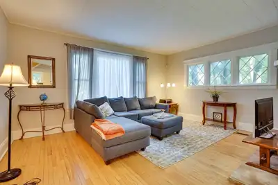 Image de Walk to Syracuse Campus: Family-Friendly Home!