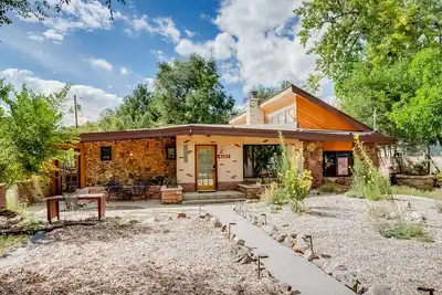 Image de Trendy Mid-Mod House 15 min to Denver and 10 min to Golden w/ Fire Pit