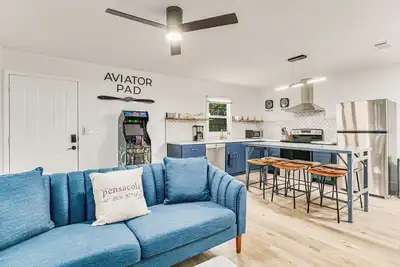 Image de Aviator Pad: Walk Downtown from this Coastal Bungalow w/ Pet-Friendly Backyard