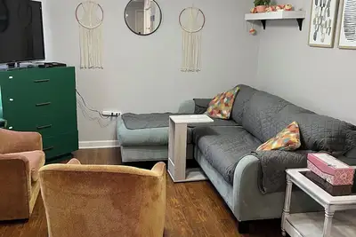 Image de Cozy whole home in the downtown area. Pet Friendly. \n\n