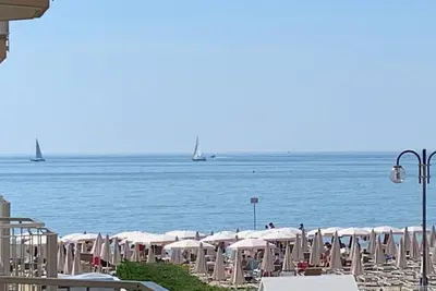 Image de White suite by the sea