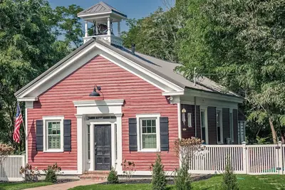 Image de Renovated 1840's Schoolhouse: Hot Tub, Fireplace, King Bed Bliss