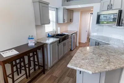Image de Cozy Cabin with Kitchenette - Cabin A - Cozy Cabin with Kitchenette - Sleeps 6