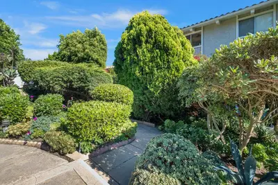 Image de Luxury Malibu retreat with sweeping views, balconies, pool, and tennis court