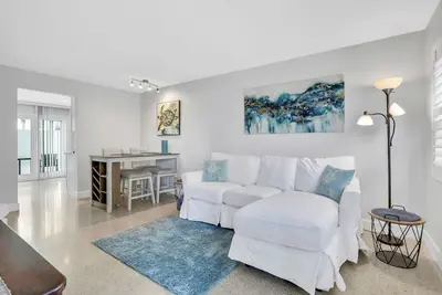 Renovated duplex near Honeymoon/Caladesi Island with patio, Ac, & W/D